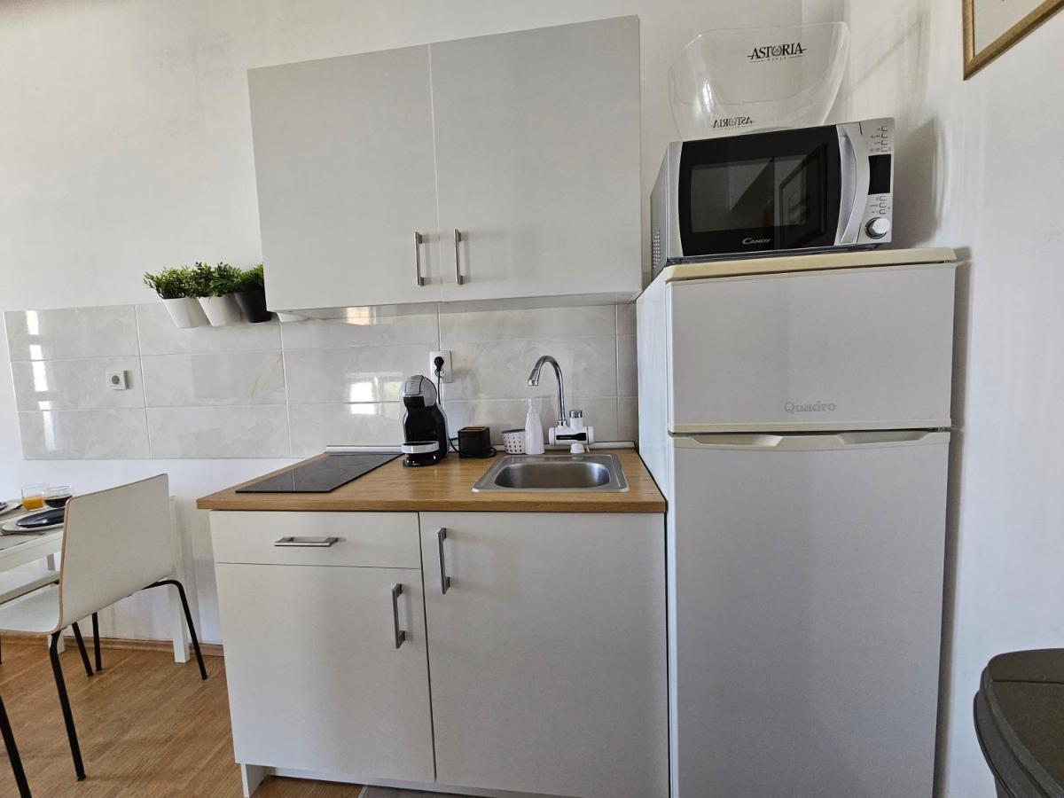 Studio Apartment Pegy Vir Bagian luar foto