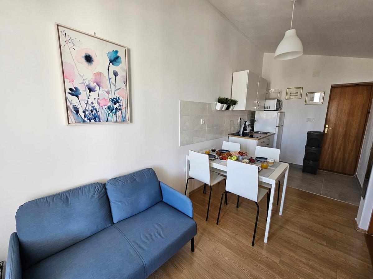 Studio Apartment Pegy Vir Bagian luar foto